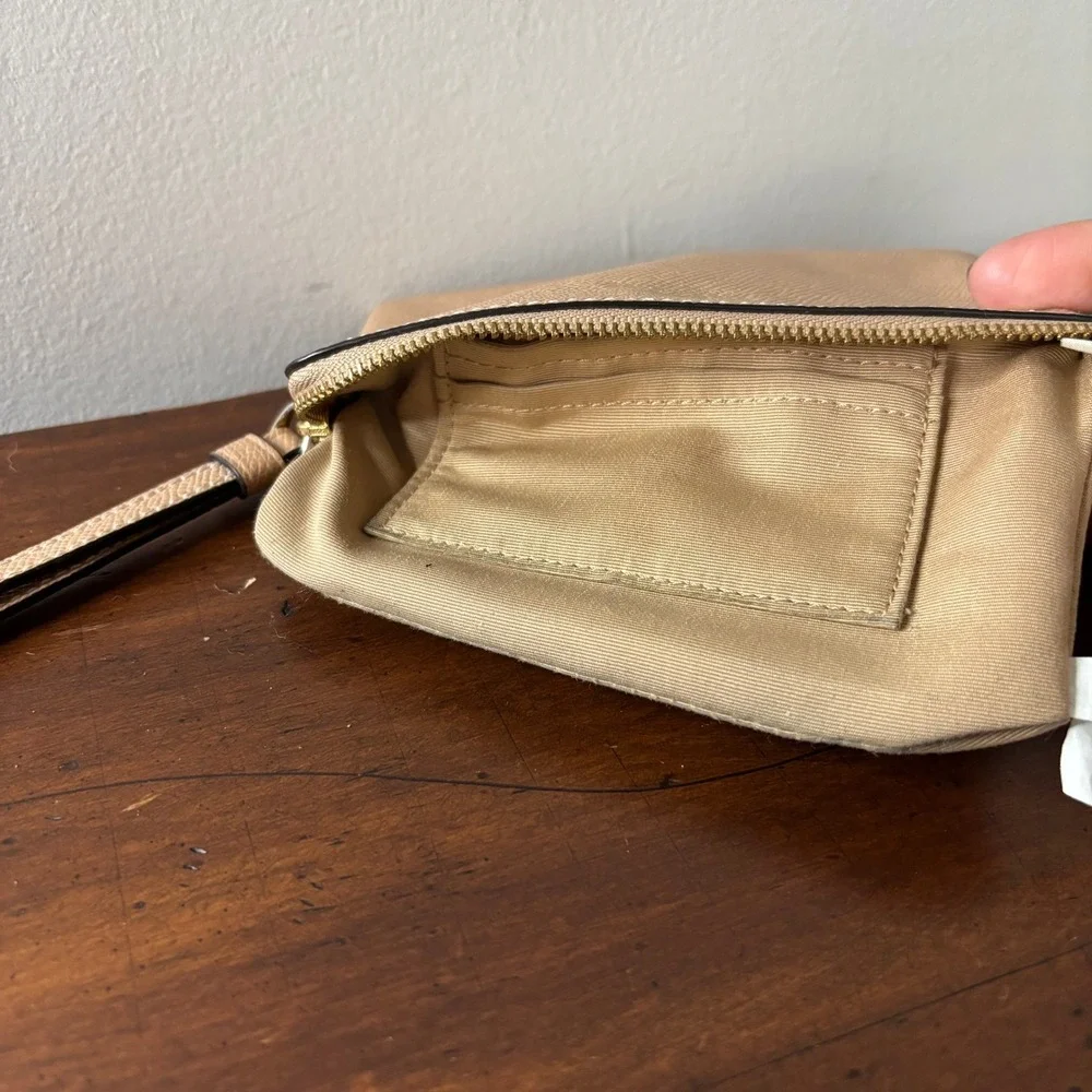 Coach corner zip